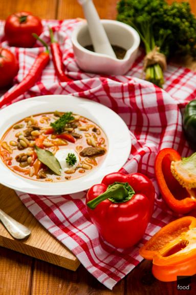 Zdjęcie - Gulyásleves - węgierska zupa gulaszowa z wołowiną i zacierkami - Przepisy kulinarne ze zdjęciami