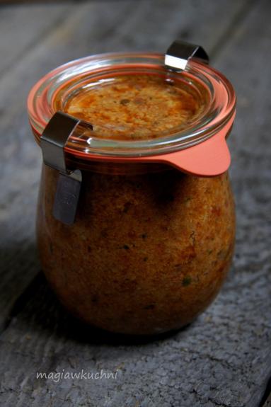 Zdjęcie - Śródziemnomorska pasta z suszonych pomidorów - Przepisy kulinarne ze zdjęciami