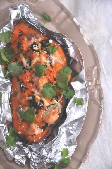 Zdjęcie - Bataty z wędzonym łososiem z pieca - Przepisy kulinarne ze zdjęciami