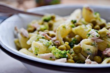 Zdjęcie - Makaron z szarpanym kurczakiem i warzywami - Przepisy kulinarne ze zdjęciami