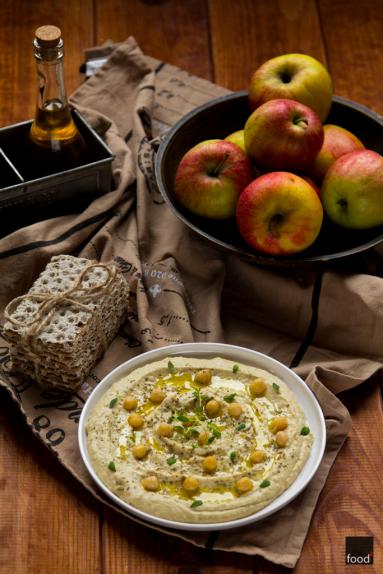 Zdjęcie - Hummus z duszonym jabłkiem i majerankiem - Przepisy kulinarne ze zdjęciami
