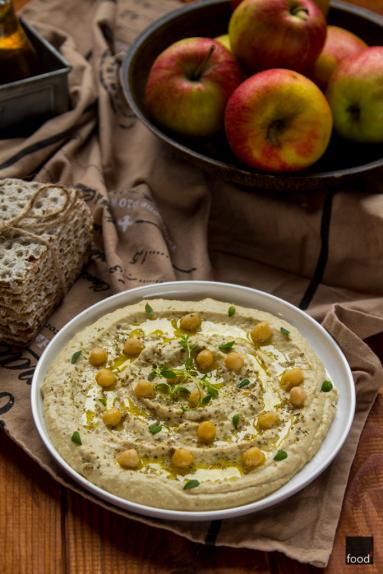 Zdjęcie - Hummus z duszonym jabłkiem i majerankiem - Przepisy kulinarne ze zdjęciami