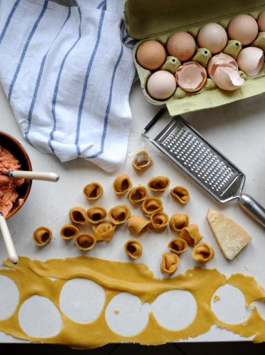 Zdjęcie - Tortellini z pastą z wędzonej makreli - Przepisy kulinarne ze zdjęciami