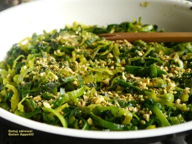 Zdjęcie - Błyskawiczny por z patelni z curry i pistacjami - Przepisy kulinarne ze zdjęciami