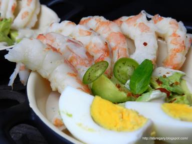Zdjęcie - Gotowane krewetki argentyńskie z awokado i sosem balsamicznym - Przepisy kulinarne ze zdjęciami