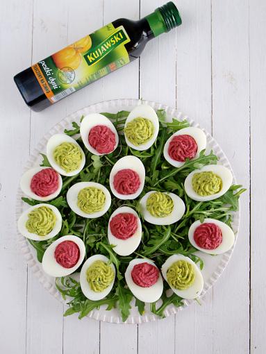 Zdjęcie - Jajka faszerowane na zielono i różowo - Przepisy kulinarne ze zdjęciami