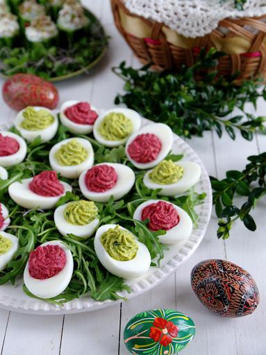 Zdjęcie - Jajka faszerowane na zielono i różowo - Przepisy kulinarne ze zdjęciami