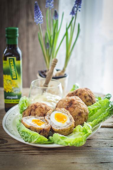 Zdjęcie - Jajka po szkocku na zielonej sałacie z domowym majonezem - Przepisy kulinarne ze zdjęciami