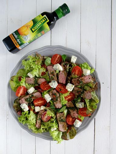 Zdjęcie - Sałatka z rostbefem i gorgonzolą - Przepisy kulinarne ze zdjęciami