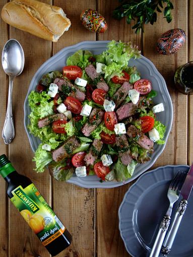 Zdjęcie - Sałatka z rostbefem i gorgonzolą - Przepisy kulinarne ze zdjęciami