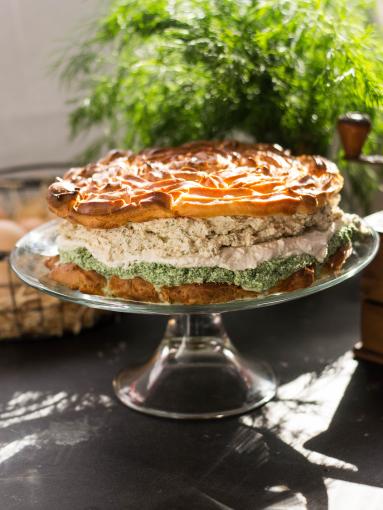 Zdjęcie - Wytrawny tort ptysiowy łososiowo-szpinakowy - Przepisy kulinarne ze zdjęciami