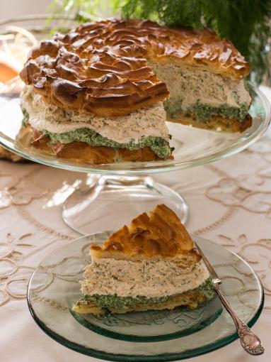Zdjęcie - Wytrawny tort ptysiowy łososiowo-szpinakowy - Przepisy kulinarne ze zdjęciami