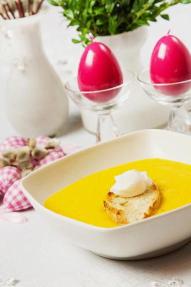 Zdjęcie - Zupa z żółtej papryki z zapieczoną grzanką i jajkiem przepiórczym w koszulce - Przepisy kulinarne ze zdjęciami