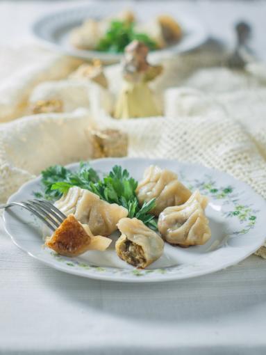 Zdjęcie - Smażone pierogi z kapustą i grzybami - Przepisy kulinarne ze zdjęciami