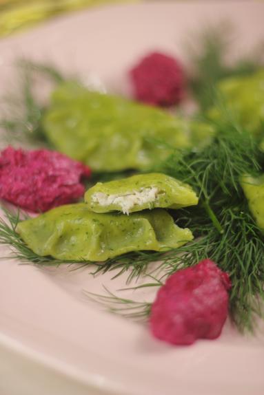 Zdjęcie - Pierogi z pstrągiem z sosem ćwikłowym - Przepisy kulinarne ze zdjęciami