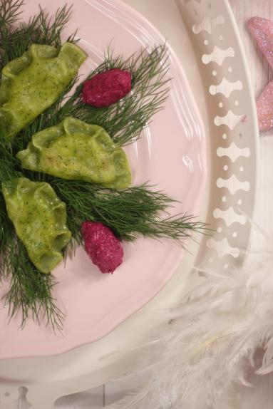Zdjęcie - Pierogi z pstrągiem z sosem ćwikłowym - Przepisy kulinarne ze zdjęciami