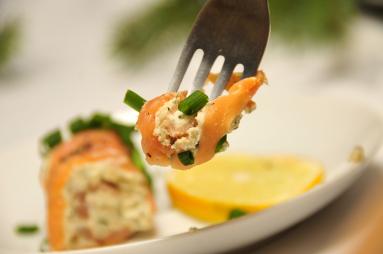Zdjęcie - Roladki z wędzonego łososia z koperkiem, orzechami i serkiem mascarpone - Przepisy kulinarne ze zdjęciami