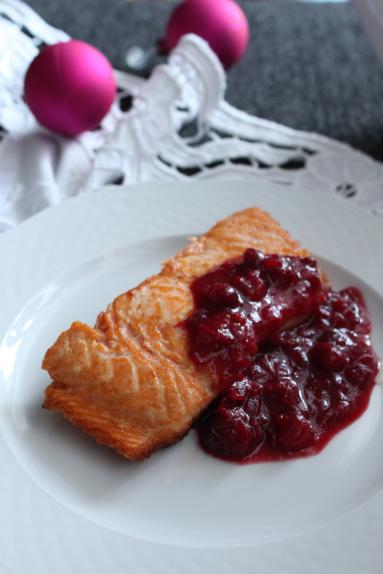 Zdjęcie - Łosoś w sosie żurawinowym - Przepisy kulinarne ze zdjęciami