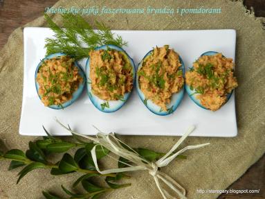 Zdjęcie - Niebieskie jajka faszerowane bryndzą i pomidorami - Przepisy kulinarne ze zdjęciami
