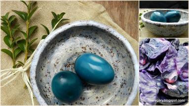 Zdjęcie - Niebieskie jajka faszerowane bryndzą i pomidorami - Przepisy kulinarne ze zdjęciami