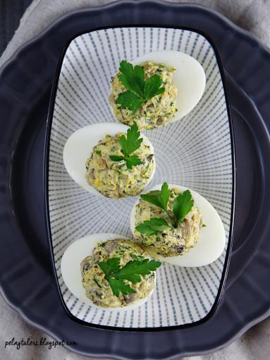 Zdjęcie - Jajka faszerowane pieczarkami - Przepisy kulinarne ze zdjęciami