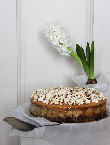 Zdjęcie - Bananowy sernik z czekoladą, solonym karmelem i popcornem - Przepisy kulinarne ze zdjęciami