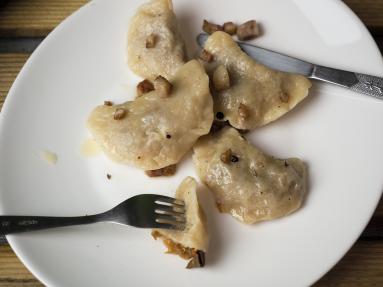 Zdjęcie - Pierogi z kapustą i grzybami babci Stasi - Przepisy kulinarne ze zdjęciami