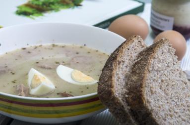 Zdjęcie - Żurek z jajkiem babci Wiktorii - Przepisy kulinarne ze zdjęciami