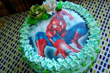 Zdjęcie - Spiderman - śmietanowo- truskawkowy tort dla chłopca - Przepisy kulinarne ze zdjęciami