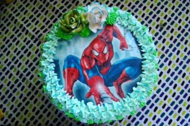 Zdjęcie - Spiderman - śmietanowo- truskawkowy tort dla chłopca - Przepisy kulinarne ze zdjęciami