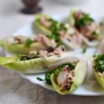 Zdjęcie - Łódeczki z cykorii z tuńczykiem i cebulką konserwową - Przepisy kulinarne ze zdjęciami