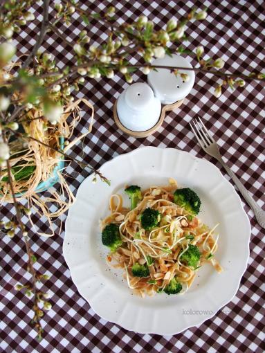Zdjęcie - Makaron z brokułami i sosem serowym - Przepisy kulinarne ze zdjęciami