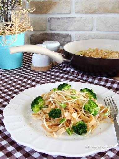 Zdjęcie - Makaron z brokułami i sosem serowym - Przepisy kulinarne ze zdjęciami