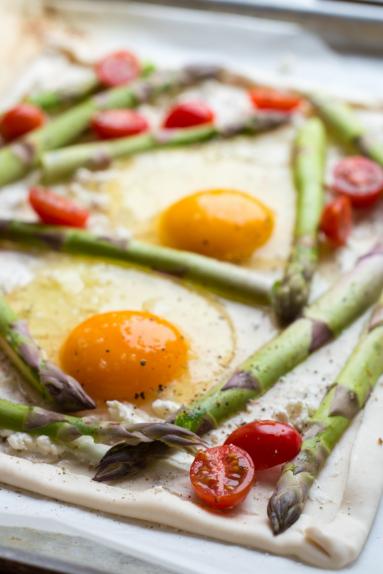 Zdjęcie - Prosta tarta ze szparagami i jajkiem sadzonym - Przepisy kulinarne ze zdjęciami