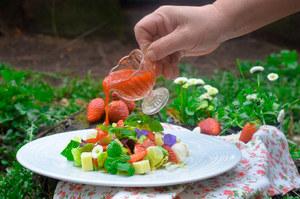 Zdjęcie - Sałatka letnia z truskawkaami - Przepisy kulinarne ze zdjęciami