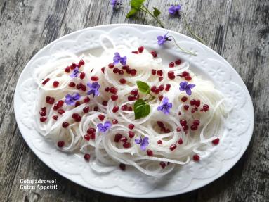 Zdjęcie - Spaghetti z białej rzodkwi z fiołkami i pestkami granatu - Przepisy kulinarne ze zdjęciami