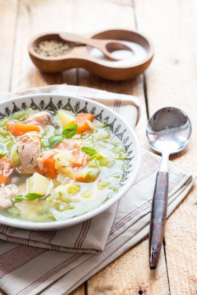 Zdjęcie - Wiosenna zupa z młodej kapusty z łososiem - Przepisy kulinarne ze zdjęciami
