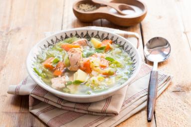 Zdjęcie - Wiosenna zupa z młodej kapusty z łososiem - Przepisy kulinarne ze zdjęciami