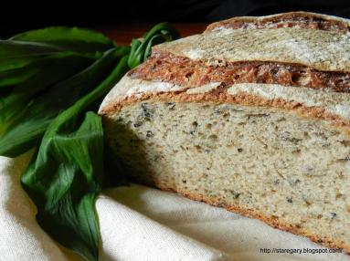 Zdjęcie - Chleb pszenno żytni z kefirem, czarnuszką i czosnkiem niedźwiedzim - Przepisy kulinarne ze zdjęciami