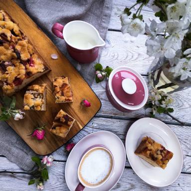Zdjęcie - Ciasto drożdżowe z rabarbarem w syropie cynamonowym pod różaną kruszonką - Przepisy kulinarne ze zdjęciami