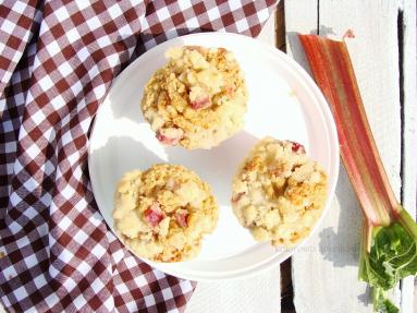 Zdjęcie - Pełnoziarniste muffiny z rabarbarem i kruszonką - Przepisy kulinarne ze zdjęciami