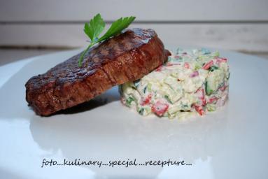 Zdjęcie - Stek wołowy z fit sałatkąż - Przepisy kulinarne ze zdjęciami