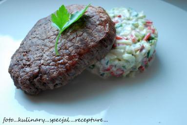 Zdjęcie - Stek wołowy z fit sałatkąż - Przepisy kulinarne ze zdjęciami