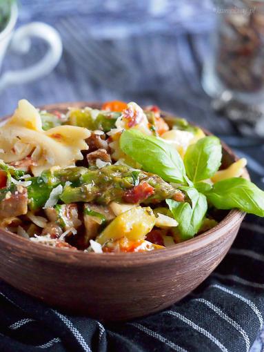 Zdjęcie - Makaron z karkówką, szparagami i grzybami / Pork sparagus and mushroom pasta - Przepisy kulinarne ze zdjęciami