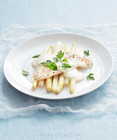 Zdjęcie - Filet z dorsza z białymi szparagami w ziołowym sosie serowym - Przepisy kulinarne ze zdjęciami