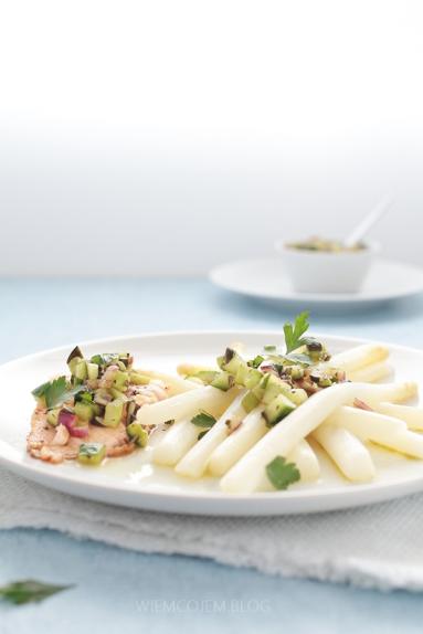 Zdjęcie - Pstrąg łososiowy z salsą rabarbarową  i białymi szparagami - Przepisy kulinarne ze zdjęciami