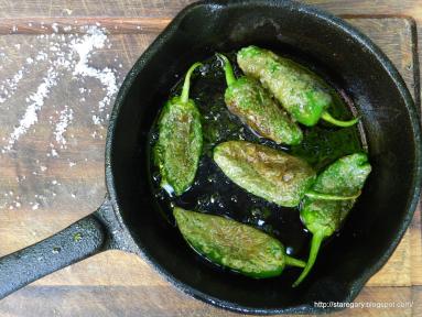 Zdjęcie - Smażone hiszpańskie papryczki czyli Pimientos de Padrón - Przepisy kulinarne ze zdjęciami