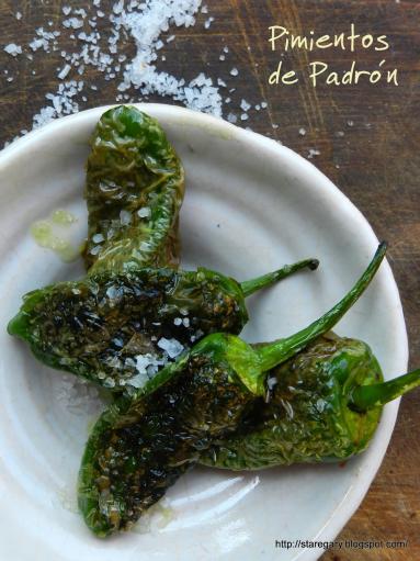 Zdjęcie - Smażone hiszpańskie papryczki czyli Pimientos de Padrón - Przepisy kulinarne ze zdjęciami