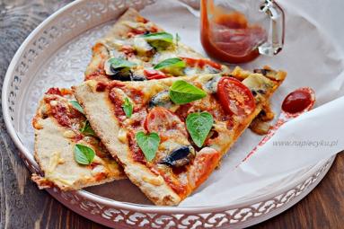 Zdjęcie - Pizza orkiszowa z mozzarellą - Przepisy kulinarne ze zdjęciami