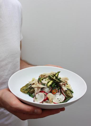 Zdjęcie - Orzeźwiająca sałatka z makaronem ryżowym i makrelą - Przepisy kulinarne ze zdjęciami